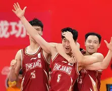 篮球夜战：三湘飞鹰队绝杀东城犀牛队，速度优势明显复盘值得玩味